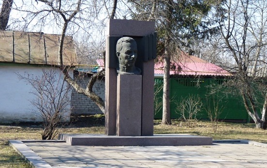 Памятник советскому педагогу и писателю Антону Семёновичу Макаренко