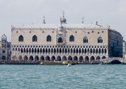 800px-Photograph of of the Doges Palace in Venice.jpg