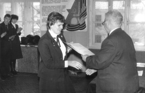 1981г. Директор ГИПТа Кокунин В.В. вручает грамоту за участие в с.х.работах.JPG