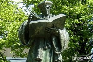 Памятник Эразма Роттердамского