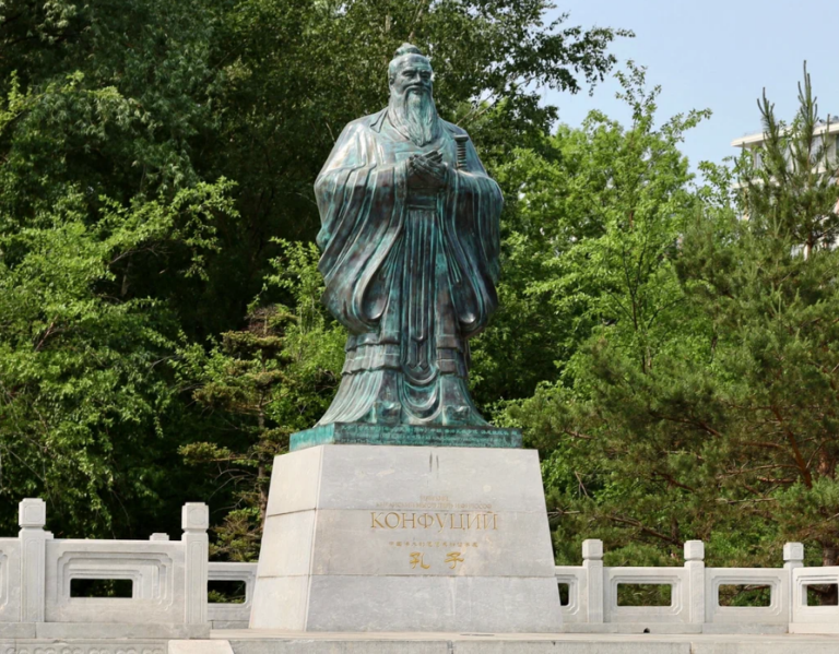 Файл:Памятник Конфуций.png