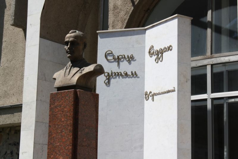 Файл:Сухомлинский памятник.jpeg